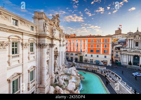 Rom, Italien mit Blick auf den Trevi-Brunnen am Morgen. Stockfoto