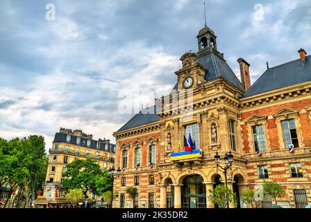 Rathaus des XIX Arrondissements mit ukrainischen Flaggen in Paris, Frankreich Stockfoto