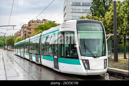 Moderne Stadtbahn. Öffentliche Verkehrsmittel in Paris, Frankreich Stockfoto