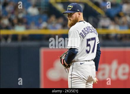 St. Petersburg, Usa. 24. September 2022. Tampa Bay Rays Starter Drew Rasmussen sucht beim dritten Inning gegen die Toronto Blue Jays im Tropicana Field in St. Petersburg, Florida, am Samstag, 24. September 2022, nach einem Schild vom Fänger. Foto von Steve Nesius/UPI Credit: UPI/Alamy Live News Stockfoto