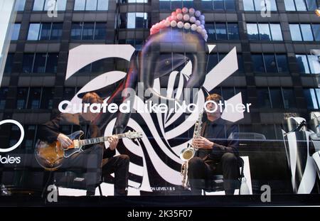 New York, USA. 24. September 2022. (NEU) Live-Musik vom BloomingdaleÃ¢â‚¬â„¢s Show Room in New York. 24. September 2022, New York, USA: Ein Gitarrist und ein Saxophonist traten live im Showroom von BloomingdaleÃ¢â‚¬â„¢s Store auf der Lexington Avenue auf und unterhaltend die Passanten. Das Geschäft feiert sein 150-jähriges Bestehen und zu diesem Anlass werden neue Kollektionen veröffentlicht. (Bild: © Niyi Fote/TheNEWS2 via ZUMA Press Wire) Stockfoto