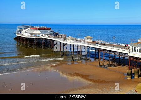 Cromer Pier und Strand, Nordsee, Norfolk, England, Großbritannien Stockfoto