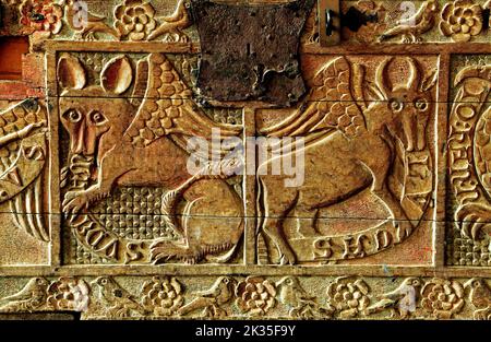 Dersingham, 14. Jahrhundert Schnitzereien, mittelalterlich, auf Holzkiste, Zeichen von 2 die vier Evangelisten, St. Mark, St. Luke, Norfolk, England, VEREINIGTES KÖNIGREICH Stockfoto