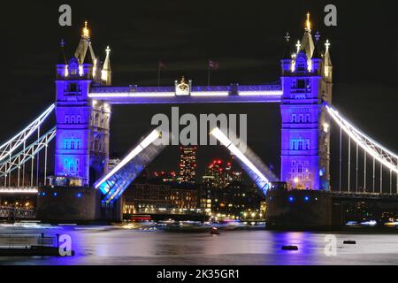 London, Großbritannien. 24.. September 2022. Rund 150 mit weißen Lichtern geschmückte Schiffe bildeten die Reflections Flottille, die nach ihrem Tod am 8.. September und dem Aufstieg von König Karl III. Zur Erinnerung an die verstorbene Königin segelte Die Tower Bridge wurde lila beleuchtet, als sich die Flottille näherte und öffnete ihre Baskules, während die Schiffe untergingen. Kredit: Elfte Stunde Fotografie/Alamy Live Nachrichten Stockfoto