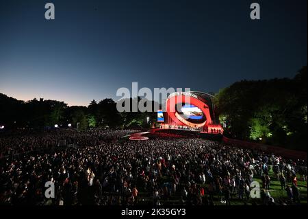 New York, USA. 24. September 2022. Konzertbesucher beim Global City Festival 2022 auf dem Great Lawn of Central Park, New York, NY, 24. September 2022. Das Global Citizens Festival feiert 10 Jahre und appelliert an die Staats- und Regierungschefs der Welt, den Planeten zu verteidigen, extreme Armut zu bekämpfen und Frauen weltweit zu stärken. (Foto von Anthony Behar/Sipa USA) Quelle: SIPA USA/Alamy Live News Stockfoto