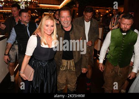 München, Deutschland. 24. September 2022. Schauspieler Arnold Schwarzenegger spaziert mit seiner Freundin Heather Milligan durch das Festzelt des Marstalls auf dem Oktoberfest. Die Wiesn findet vom 17. September bis 3. Oktober 2022 statt. Quelle: Felix Hörhager/dpa/Alamy Live News Stockfoto