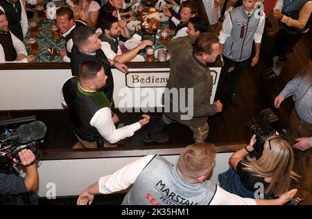 München, Deutschland. 24. September 2022. Schauspieler Arnold Schwarzenegger (r) spaziert beim Oktoberfest durch das Festzelt Marstall. Die Wiesn findet vom 17. September bis 3. Oktober 2022 statt. Quelle: Felix Hörhager/dpa/Alamy Live News Stockfoto