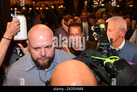 München, Deutschland. 24. September 2022. Schauspieler Arnold Schwarzenegger (M) spaziert beim Oktoberfest durch das Festzelt Marstall. Die Wiesn findet vom 17. September bis 3. Oktober 2022 statt. Quelle: Felix Hörhager/dpa/Alamy Live News Stockfoto