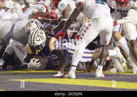 Baton Rouge, USA. 24. September 2022. LSU Tigers, die zurücklaufen Armoni Goodwin (22) läuft am Samstag, den 24. September 2022, für einen 1-Yard-Touchdown mit der Marke ):23 im zweiten Quartal eines College-Fußballspiels im Tiger Stadium in Baton Rouge, Louisiana. (Foto von Peter G. Forest/Sipa USA) Quelle: SIPA USA/Alamy Live News Stockfoto