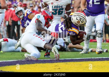 Baton Rouge, LA, USA. 24. September 2022. LSU läuft zurück Armoni Goodwin (22) taucht in die Endzone für einen Touchdown während des NCAA-Fußballspiels zwischen den New Mexico Lobos und den LSU Tigers im Tiger Stadium in Baton Rouge, LA. Jonathan Mailhes/CSM/Alamy Live News Stockfoto