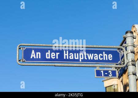 Frankfurt, Deutschland - 21. Februar 2021: Straßenname an der Hauptwache - engl: Zentraler Wachplatz - in Frankfurt am Main. Stockfoto