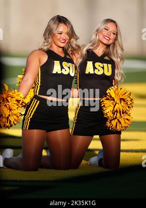 Tempe, Arizona, USA. 24. September 2022. ASU Cheerleaders auf dem Spielfeld vor dem NCAA-Fußballspiel zwischen den Utah Utes und den Arizona Sun Devils im Sun Devil Stadium in Tempe, Arizona. Michael Cazares/Cal Sport Media. Kredit: csm/Alamy Live Nachrichten Stockfoto