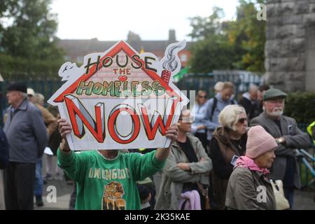 Dublin, Irland. 24. September 2022. Eine Protesterin hält während der Demonstration ein Plakat, auf dem sie ihre Meinung zum Ausdruck bringt. Demonstranten versammelten sich am Parnell Place, um durch das Stadtzentrum zu marschieren, um ihre Gefühle in dieser Angelegenheit zu demonstrieren. Sie hoffen, der Regierung eine Botschaft zu senden, dass radikale Maßnahmen zur Senkung der Lebenshaltungskosten und zur Wohnungskrise erforderlich sind. Der Protest wurde von der Cost of Living Coalition organisiert. Kredit: SOPA Images Limited/Alamy Live Nachrichten Stockfoto