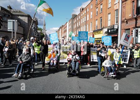 Dublin, Irland. 24. September 2022. Demonstranten in Rollstühlen nehmen an der Demonstration Teil. Demonstranten versammelten sich am Parnell Place, um durch das Stadtzentrum zu marschieren, um ihre Gefühle in dieser Angelegenheit zu demonstrieren. Sie hoffen, der Regierung eine Botschaft zu senden, dass radikale Maßnahmen zur Senkung der Lebenshaltungskosten und zur Wohnungskrise erforderlich sind. Der Protest wurde von der Cost of Living Coalition organisiert. Kredit: SOPA Images Limited/Alamy Live Nachrichten Stockfoto