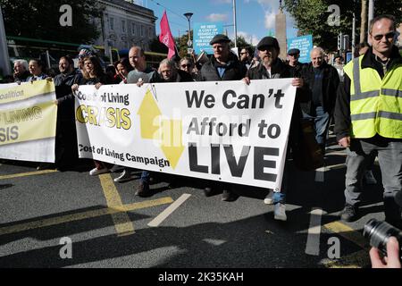 Dublin, Irland. 24. September 2022. Die Demonstranten marschieren mit Transparenten, die ihre Meinung während der Demonstration ausdrücken. Demonstranten versammelten sich am Parnell Place, um durch das Stadtzentrum zu marschieren, um ihre Gefühle in dieser Angelegenheit zu demonstrieren. Sie hoffen, der Regierung eine Botschaft zu senden, dass radikale Maßnahmen zur Senkung der Lebenshaltungskosten und zur Wohnungskrise erforderlich sind. Der Protest wurde von der Cost of Living Coalition organisiert. Kredit: SOPA Images Limited/Alamy Live Nachrichten Stockfoto