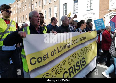 Dublin, Irland. 24. September 2022. Demonstranten singen Slogans, während sie während der Demonstration ein Banner halten, auf dem ihre Meinung zum Ausdruck gebracht wird. Demonstranten versammelten sich am Parnell Place, um durch das Stadtzentrum zu marschieren, um ihre Gefühle in dieser Angelegenheit zu demonstrieren. Sie hoffen, der Regierung eine Botschaft zu senden, dass radikale Maßnahmen zur Senkung der Lebenshaltungskosten und zur Wohnungskrise erforderlich sind. Der Protest wurde von der Cost of Living Coalition organisiert. Kredit: SOPA Images Limited/Alamy Live Nachrichten Stockfoto