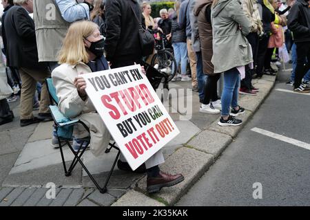 Dublin, Irland. 24. September 2022. Eine Protesterin hält während der Demonstration ein Plakat, auf dem sie ihre Meinung zum Ausdruck bringt. Demonstranten versammelten sich am Parnell Place, um durch das Stadtzentrum zu marschieren, um ihre Gefühle in dieser Angelegenheit zu demonstrieren. Sie hoffen, der Regierung eine Botschaft zu senden, dass radikale Maßnahmen zur Senkung der Lebenshaltungskosten und zur Wohnungskrise erforderlich sind. Der Protest wurde von der Cost of Living Coalition organisiert. Kredit: SOPA Images Limited/Alamy Live Nachrichten Stockfoto