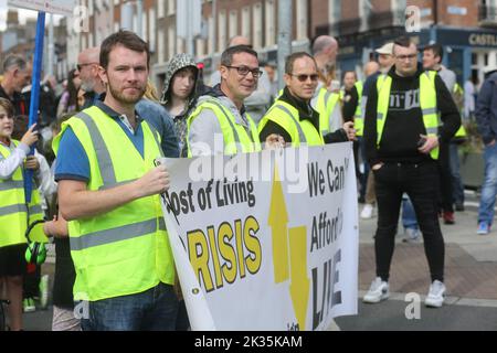 Dublin, Irland. 24. September 2022. Die Demonstranten halten während der Demonstration ein Transparent, auf dem ihre Meinung zum Ausdruck kommt. Demonstranten versammelten sich am Parnell Place, um durch das Stadtzentrum zu marschieren, um ihre Gefühle in dieser Angelegenheit zu demonstrieren. Sie hoffen, der Regierung eine Botschaft zu senden, dass radikale Maßnahmen zur Senkung der Lebenshaltungskosten und zur Wohnungskrise erforderlich sind. Der Protest wurde von der Cost of Living Coalition organisiert. Kredit: SOPA Images Limited/Alamy Live Nachrichten Stockfoto