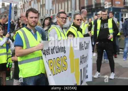 Dublin, Irland. 24. September 2022. Die Demonstranten halten während der Demonstration ein Transparent, auf dem ihre Meinung zum Ausdruck kommt. Demonstranten versammelten sich am Parnell Place, um durch das Stadtzentrum zu marschieren, um ihre Gefühle in dieser Angelegenheit zu demonstrieren. Sie hoffen, der Regierung eine Botschaft zu senden, dass radikale Maßnahmen zur Senkung der Lebenshaltungskosten und zur Wohnungskrise erforderlich sind. Der Protest wurde von der Cost of Living Coalition organisiert. (Foto: Liam Cleary/SOPA Images/Sipa USA) Quelle: SIPA USA/Alamy Live News Stockfoto