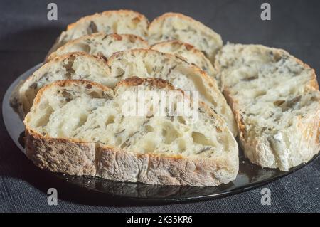 Handgemachtes Brot mit natürlicher Gärung auf einer schwarzen Schale. Stockfoto