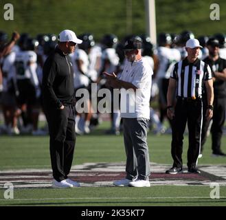 24. September 2022 - Cheftrainer Timmy Chang der Hawaii Rainbow Warriors und Jerry Kill, Cheftrainer der New Mexico State Aggies, plaudern vor einem Spiel zwischen den New Mexico State Aggies und den Hawaii Rainbow Warriors im Aggie Memorial Stadium in Las Cruces, NM - Michael Sullivan/CSM Stockfoto