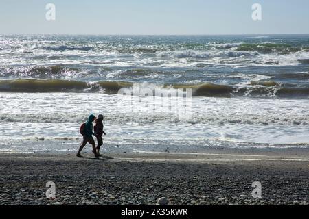 Wanderer auf Rialto Beach, Olympic National Park, Washington Stockfoto