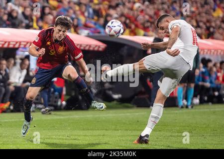 Zaragoza, Spanien. 24. September 2022. Gavi (L) aus Spanien steht mit Granit Xhaka aus der Schweiz während der Liga Ein Spiel der Gruppe 2 bei der UEFA Nations League 2022 in Zaragoza, Spanien, am 24. September 2022. Quelle: Marcos Cebrian/Xinhua/Alamy Live News Stockfoto