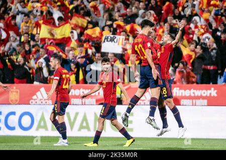 Zaragoza, Spanien. 24. September 2022. Spanische Spieler feiern ein Tor während der Liga Ein Spiel der Gruppe 2 gegen die Schweiz bei der UEFA Nations League 2022 in Zaragoza, Spanien, 24. September 2022. Quelle: Marcos Cebrian/Xinhua/Alamy Live News Stockfoto