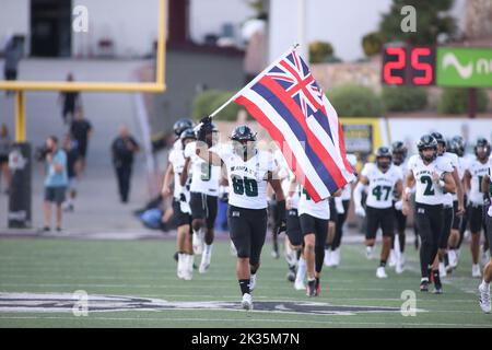 24. September 2022 - Hawaii Rainbow Warriors Tight End Kamuela Borden (80) fliegt vor einem Spiel zwischen den New Mexico State Aggies und den Hawaii Rainbow Warriors im Aggie Memorial Stadium in Las Cruces, NM - Michael Sullivan/CSM, die Flagge von Hawaii Stockfoto