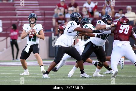 24. September 2022 - Hawaii Rainbow Warriors Quarterback Brayden Schager (13) sucht während eines Spiels zwischen den New Mexico State Aggies und den Hawaii Rainbow Warriors im Aggie Memorial Stadium in Las Cruces, NM, nach einem Empfänger - Michael Sullivan/CSM Stockfoto