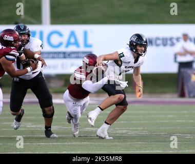 24. September 2022 - der Quarterback der Hawaii Rainbow Warriors Brayden Schager (13) wird von Chris Ojoh (3), dem Liniendiener der New Mexico State Aggies, während eines Spiels zwischen den New Mexico State Aggies und den Hawaii Rainbow Warriors im Aggie Memorial Stadium in Las Cruces, NM, eingewickelt Stockfoto