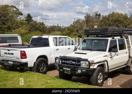 2016 Toyota Landcruiser geparkt neben 2022 RAM 1500 Laramie in Palm Beach, Sydney, NSW, Australien Stockfoto