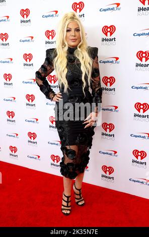 Las Vegas, USA. 23. September 2022. Las Vegas, USA. 23. September 2022. Tori Spelling Backstage beim iHeartRadio Music Festival 2022 in der T-Mobile Arena am 23. September 2022 in Las Vegas, NV. © JPA/AFF-USA.com Credit: AFF/Alamy Live News Credit: AFF/Alamy Live News Stockfoto