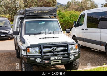 2016 weiße Toyota Landcruiser Tischversion mit Heckdach und Darche Dachzelt, für Überlasttouren in Australien aufgestellt Stockfoto