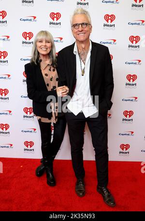 Las Vegas, USA. 23. September 2022. Las Vegas, USA. 23. September 2022. Pat Benatar und Neil Giraldo Backstage beim iHeartRadio Music Festival 2022 in der T-Mobile Arena am 23. September 2022 in Las Vegas, NV. © JPA/AFF-USA.com Credit: AFF/Alamy Live News Credit: AFF/Alamy Live News Stockfoto