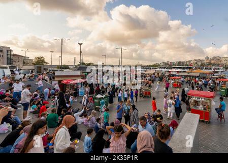 Istanbul, Türkei - 30. August 2022: Massen von Einheimischen auf dem Eminonu Plaza während des Siegestages mit Blick auf Istanbul Stockfoto