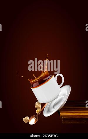 Herabfallende Kaffeetasse. Tasse Kaffee spritzt beim Fallen. In weiße Kaffeetasse spritzen. Stockfoto