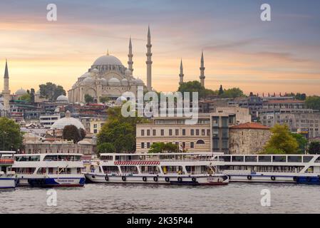 Istanbul, Türkei - 25. August 2022: Blick auf Istanbul von der Galata-Brücke bei Eminonu mit Blick auf das Goldene Horn mit Fähren, Fährterminals und der Suleymaniye-Moschee vor Sonnenuntergang Stockfoto