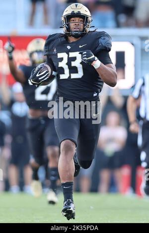24. September 2022: UCF Knights Defensivlineman TRE'MON MORRIS-BRASH (33) spielt den Ball während des Football-Spiels der University of Central Florida Knights und der Georgia Tech Yellow Jackets NCAA im FBC Mortgage Stadium in Orlando, FL am 24. September 2022. (Bild: © Cory Knowlton/ZUMA Press Wire) Stockfoto