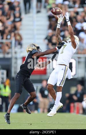 24. September 2022: Der UCF-Ritter-Wide-Empfänger JOEY GATEWOOD (7) versucht am 24. September 2022 einen Fang während der University of Central Florida Knights und des Georgia Tech Yellow Jackets NCAA Fußballspiels im FBC Mortgage Stadium in Orlando, FL. (Bild: © Cory Knowlton/ZUMA Press Wire) Stockfoto