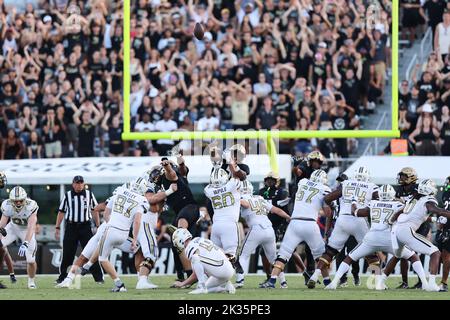 24. September 2022: Georgia Tech Yellow Jackets Place Kicker JUDE KELLEY (87) macht ein Feldtor während der University of Central Florida Knights und dem Georgia Tech Yellow Jackets NCAA Fußballspiel im FBC Mortgage Stadium in Orlando, FL am 24. September 2022. (Bild: © Cory Knowlton/ZUMA Press Wire) Stockfoto