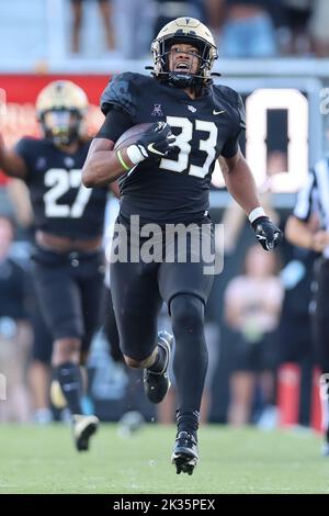 24. September 2022: UCF Knights Defensivlineman TRE'MON MORRIS-BRASH (33) spielt den Ball während des Football-Spiels der University of Central Florida Knights und der Georgia Tech Yellow Jackets NCAA im FBC Mortgage Stadium in Orlando, FL am 24. September 2022. (Bild: © Cory Knowlton/ZUMA Press Wire) Stockfoto