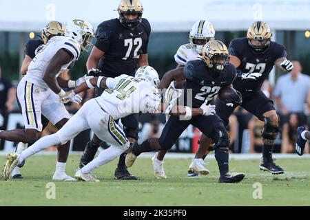 24. September 2022: UCF-Ritter laufen zurück RJ HARVEY (22) läuft in der Mitte während der University of Central Florida Knights und dem Georgia Tech Yellow Jackets NCAA Fußballspiel im FBC Mortgage Stadium in Orlando, FL am 24. September 2022. (Bild: © Cory Knowlton/ZUMA Press Wire) Stockfoto