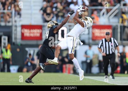 24. September 2022: Der UCF-Ritter-Wide-Empfänger JOEY GATEWOOD (7) versucht am 24. September 2022 einen Fang während der University of Central Florida Knights und des Georgia Tech Yellow Jackets NCAA Fußballspiels im FBC Mortgage Stadium in Orlando, FL. (Bild: © Cory Knowlton/ZUMA Press Wire) Stockfoto