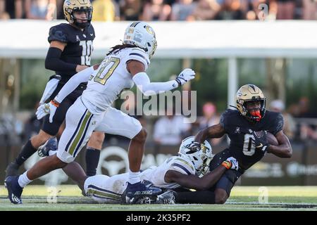 24. September 2022: UCF-Ritter laufen zurück JOHNNY RICHARDSON (0) wird am 24. September 2022 während der University of Central Florida Knights und des Georgia Tech Yellow Jackets NCAA Fußballspiels im FBC Mortgage Stadium in Orlando, FL, angegangen. (Bild: © Cory Knowlton/ZUMA Press Wire) Stockfoto