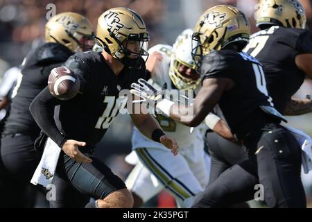 24. September 2022: UCF Knights Quarterback JOHN RHYS PLUMLEE (10) übergibt den Ball an den UCF Knights Wide Receiver RYAN O'KEEFE (4) während des University of Central Florida Knights und des Georgia Tech Yellow Jackets NCAA Fußballspiels im FBC Mortgage Stadium in Orlando, FL am 24. September 2022. (Bild: © Cory Knowlton/ZUMA Press Wire) Stockfoto