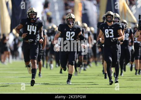 24. September 2022: UCF Knights Linebacker BRANDEN JENNINGS (44), UCF Knights defensive Tackle AUSTIN CAMDEN (92), Und UCF Knights Tight End GARRETT FRENCH (83) läuft am 24. September 2022 während der University of Central Florida Knights und des Georgia Tech Yellow Jackets NCAA Fußballspiels im FBC Mortgage Stadium in Orlando, FL, auf das Feld. (Bild: © Cory Knowlton/ZUMA Press Wire) Stockfoto