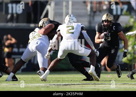 24. September 2022: UCF-Ritter laufen zurück ISAIAH BOWSER (5) läuft während der University of Central Florida Knights und dem Georgia Tech Yellow Jackets NCAA Fußballspiel am 24. September 2022 im FBC Mortgage Stadium in Orlando, FL, die Mitte hinauf. (Bild: © Cory Knowlton/ZUMA Press Wire) Stockfoto