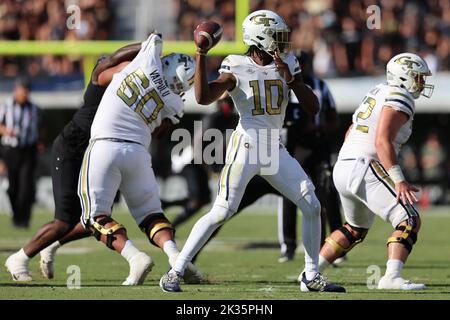 24. September 2022: Georgia Tech Yellow Jackets Quarterback JEFF SIMS (10) bereitet sich darauf vor, den Ball während des University of Central Florida Knights und des Georgia Tech Yellow Jackets NCAA Fußballspiels am 24. September 2022 im FBC Mortgage Stadium in Orlando, FL, zu werfen. (Bild: © Cory Knowlton/ZUMA Press Wire) Stockfoto