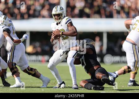 24. September 2022: Georgia Tech Yellow Jackets Quarterback JEFF SIMS (10) wird vom UCF Knights-Linienrichter WALTER YATES III (27) während des Football-Spiels der University of Central Florida Knights und des Georgia Tech Yellow Jackets NCAA im FBC Mortgage Stadium in Orlando, FL, am 24. September 2022 entlassen. (Bild: © Cory Knowlton/ZUMA Press Wire) Stockfoto